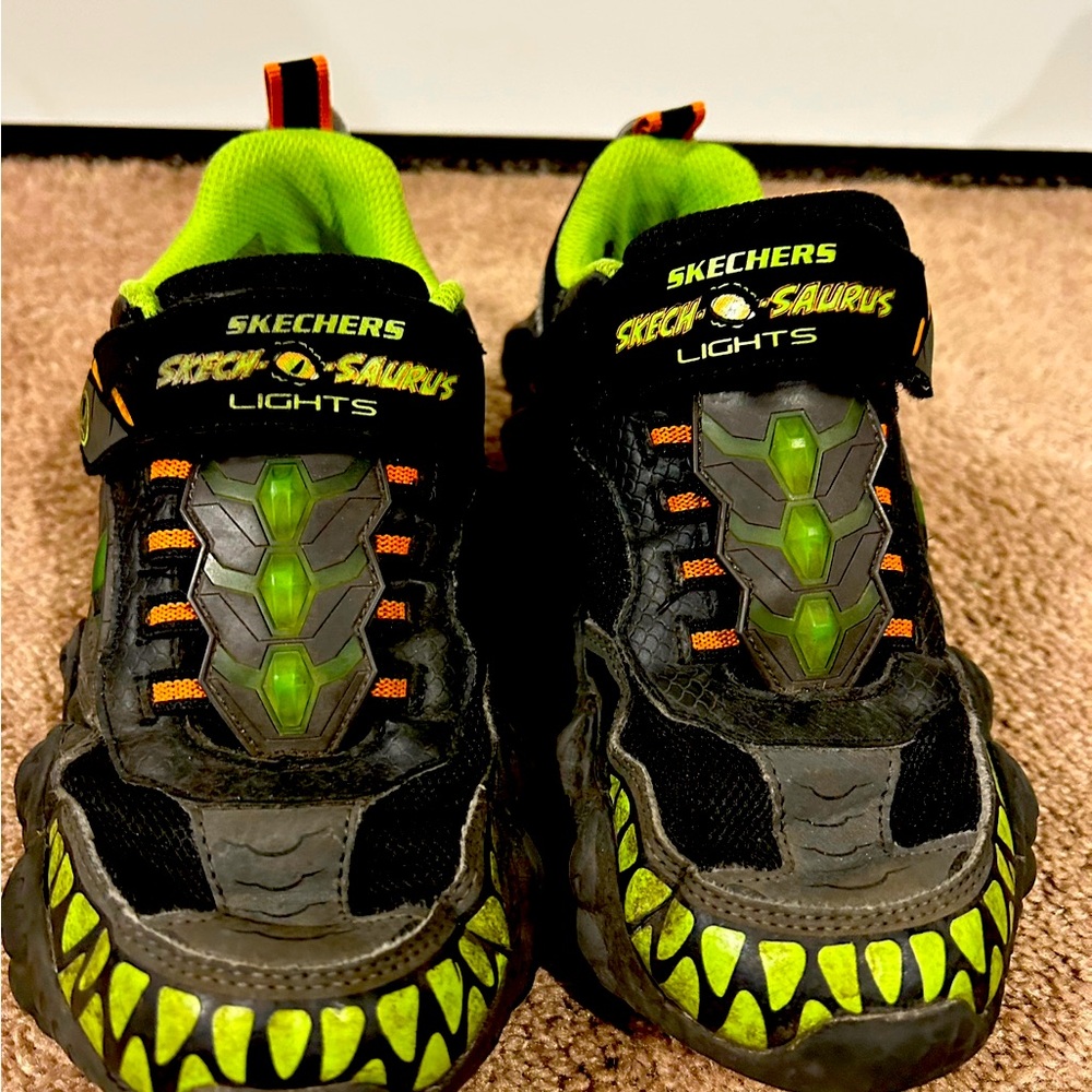 Skechers snicker Boy’s size 3 excellent condition